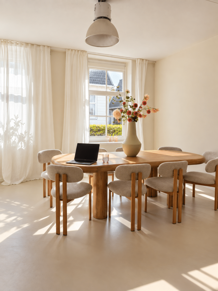 Dat is wel echt een hele mooie tafel om aan te vergaderen op onze vergaderlocatie in Huizen.
