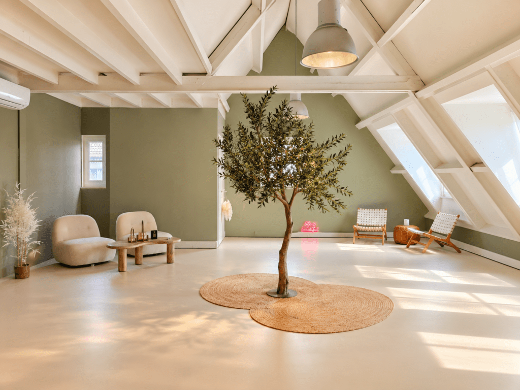 Boven, in onze vergaderlocatie in Huizen, staat een boom midden in de ruimte